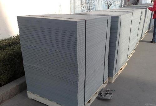 <a href=http://m.fujitong.com.cn/ target=_blank class=infotextkey>免燒磚托板</a>的種類